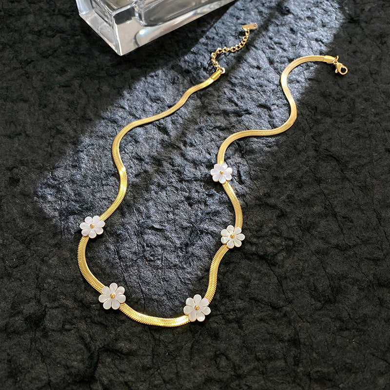 White Shell Daisy Necklace